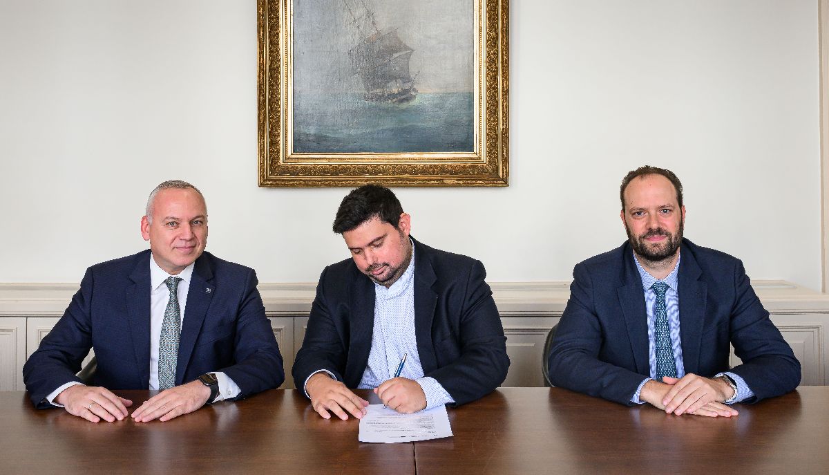 Ο επικεφαλής της Διεύθυνσης Τραπεζικής Μικρών Επιχειρήσεων της Alpha Bank, Σπύρος Ρεντετάκος, ο Εταίρος, Διαχειριστής και Εκπρόσωπος της εταιρείας «Santorini Day Tours Μονοπρόσωπη Ι.Κ.Ε.», Δημήτρης Παπαδόπουλος και ο Διοικητής της Ειδικής Υπηρεσίας Συντονισμού του Ταμείου Ανάκαμψης, Ορέστης Καβαλάκης © Alpha Bank