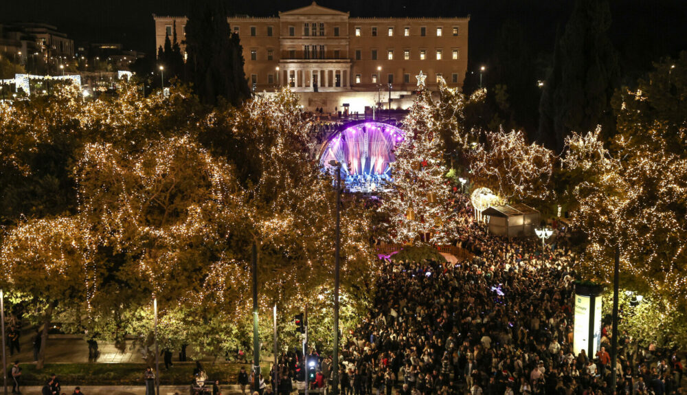 Άναψε το 17 μέτρων χριστουγεννιάτικο δέντρο στην Πλατεία Συντάγματος © InTime