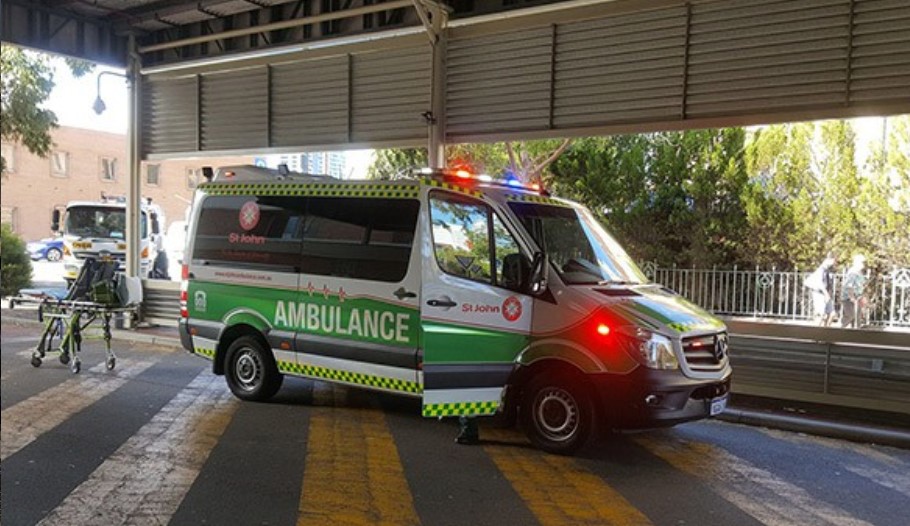 Ασθενοφόρο έξω από νοσοκομείο στην Αυστραλία © EPA/POOL