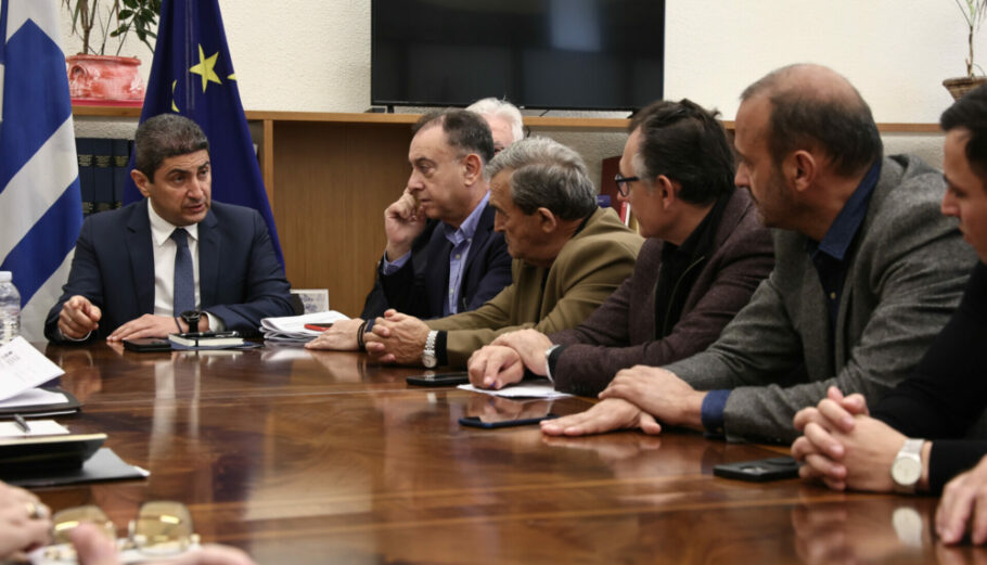 Mε εκπροσώπους των Αγροτών των περιοχών γύρω από την Κάρλα συναντήθηκε ο υπουργός γροτικής Ανάπτυξης Λευτέρης Αυγενάκης © InTime