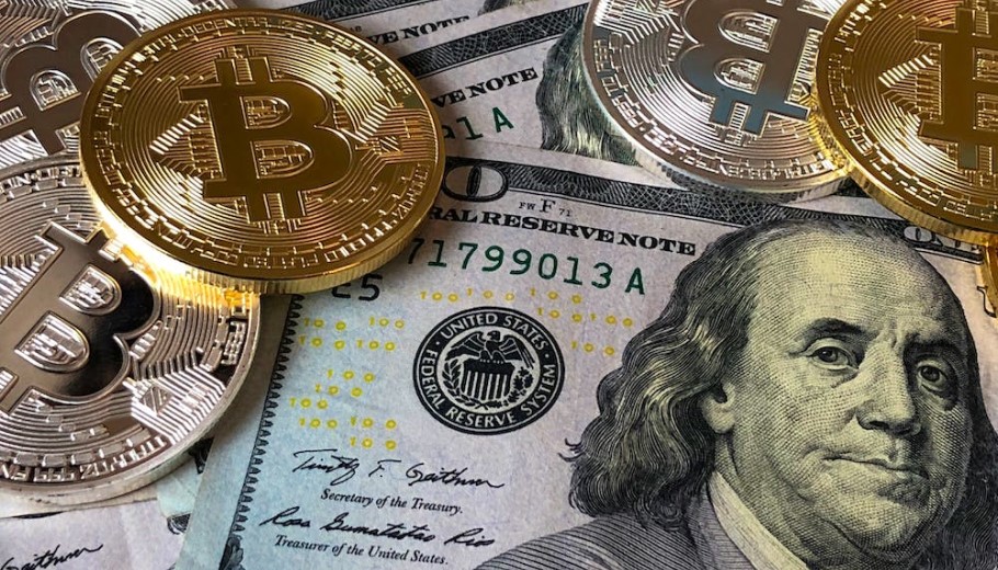Bitcoin και δολάριο © Pexels