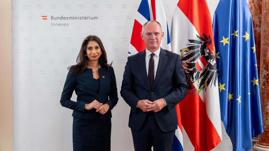 Η υπουργός Εσωτερικών της Βρετανίας Σουέλα Μπρέιβερμαν και ο Υπουργός Εσωτερικών της Αυστρίας Τζέραρντ Κάρνερ © twitter.com/SuellaBraverman