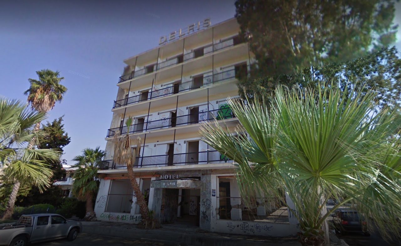 To ερειπωμένο ξενοδοχείο «Delfis» στην Ερέτρια © Google Street View