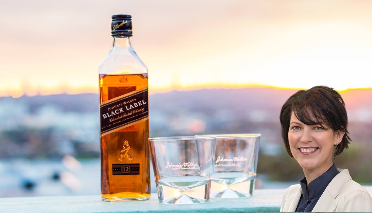 H CEO της Diageo Ντέμπρα Κρου με φόντο το ουσίσκι Johnnie Walker / diageo.com / facebook.com/JohnnieWalke / PowerGame.gr