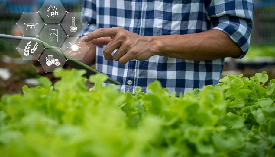 Αγρότης, καλλιέργειες, τεχνολογία στο χωράφι © pixabay