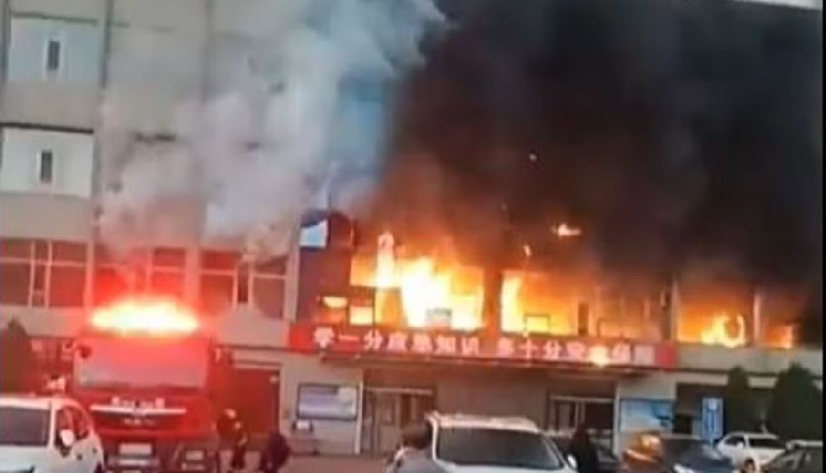 Φωτιά σε κτίριο στην Κίνα © Printscreen / Twitter (X)