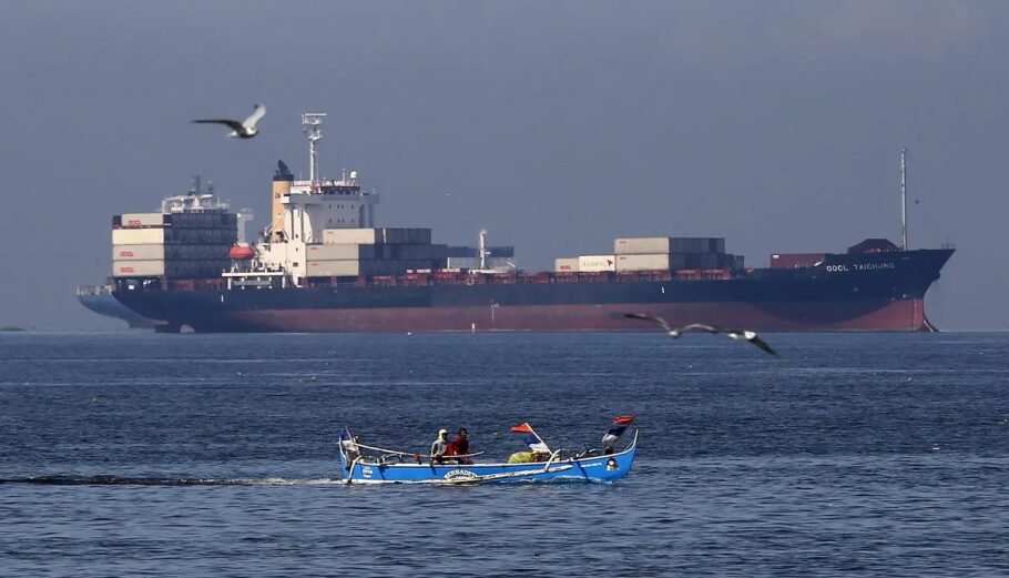 Φορτηγό πλοίο στην Ερυθρά Θάλασσα © EPA, FRANCIS R. MALASIG