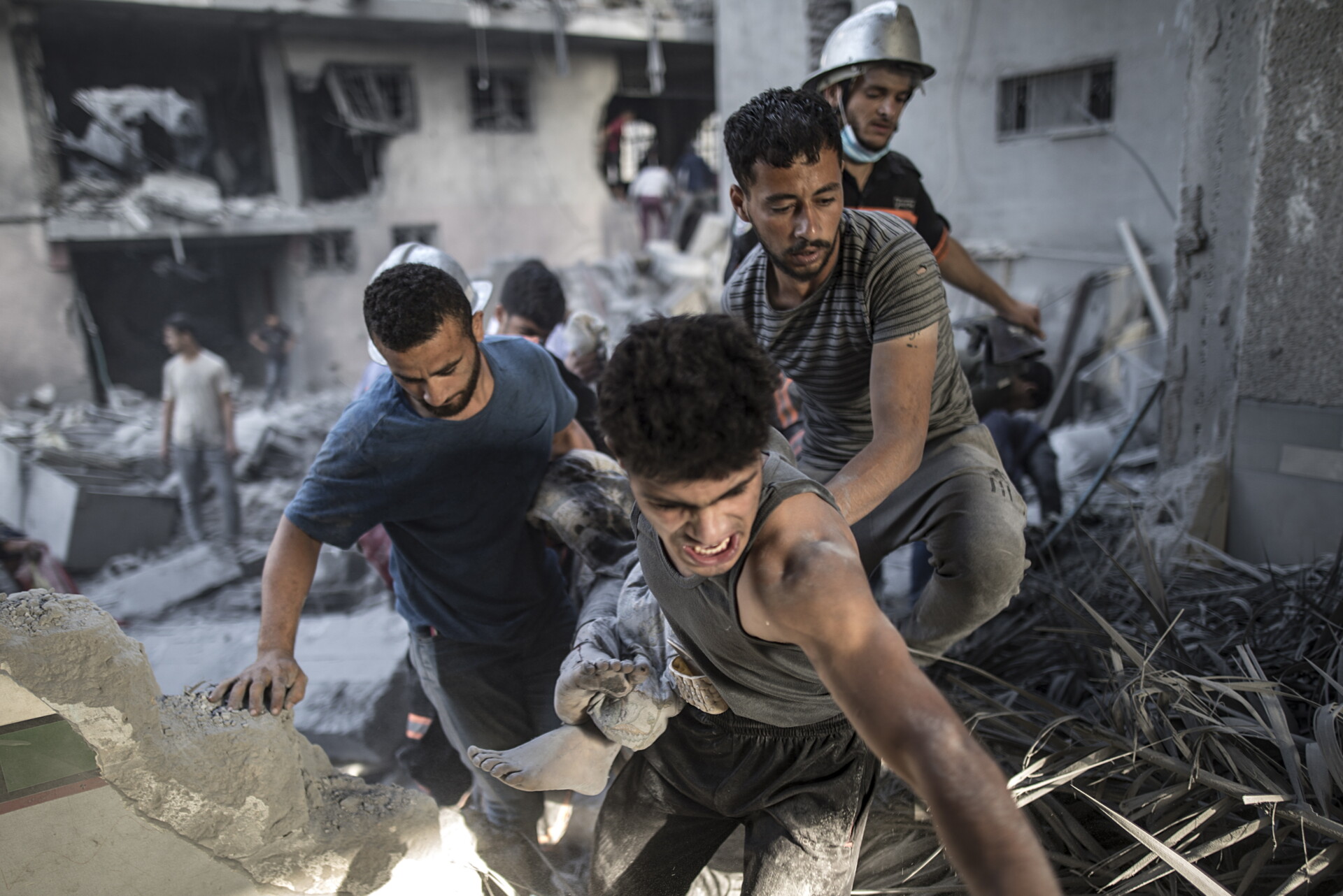 Παλαιστίνιοι μεταφέρουν τραυματία μετά από ισραηλινούς βομβαρδισμούς στη Γάζα © EPA/HAITHAM IMAD