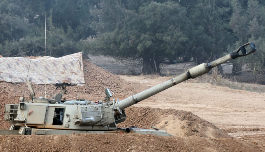 Τανκ του Ισραήλ κοντά στα σύνορα με τη Γάζα © EPA/ABIR SULTAN
