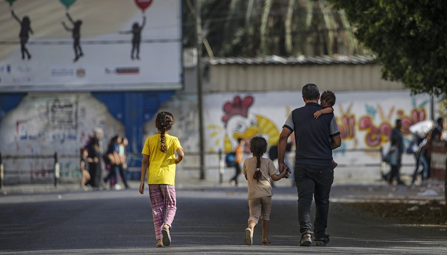 Παλαιστίνιοι άμαχοι εγκαταλείπουν τη Γάζα, καθώς το Ισραήλ κλιμακώνει τον πόλεμο με τη Γάζα © EPA/MOHAMMED SABER