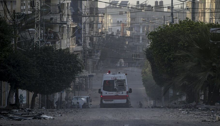 Ασθενοφόρο στην πόλη της Γάζας εν μέσω του πολέμου του Ισραήλ με τη Χαμάς © EPA/MOHAMMED SABER