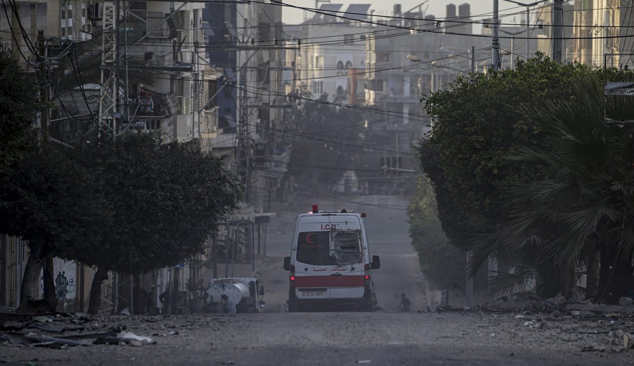 Ασθενοφόρο στην πόλη της Γάζας εν μέσω του πολέμου του Ισραήλ με τη Χαμάς © EPA/MOHAMMED SABER