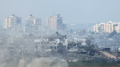 Καπνός μετά από ισραηλινό βομβαρδισμό στη Γάζα © EPA/ABIR SULTAN