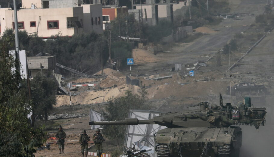 Ισραηλινό τανκ στη Γάζα © EPA/MOHAMMED SABER