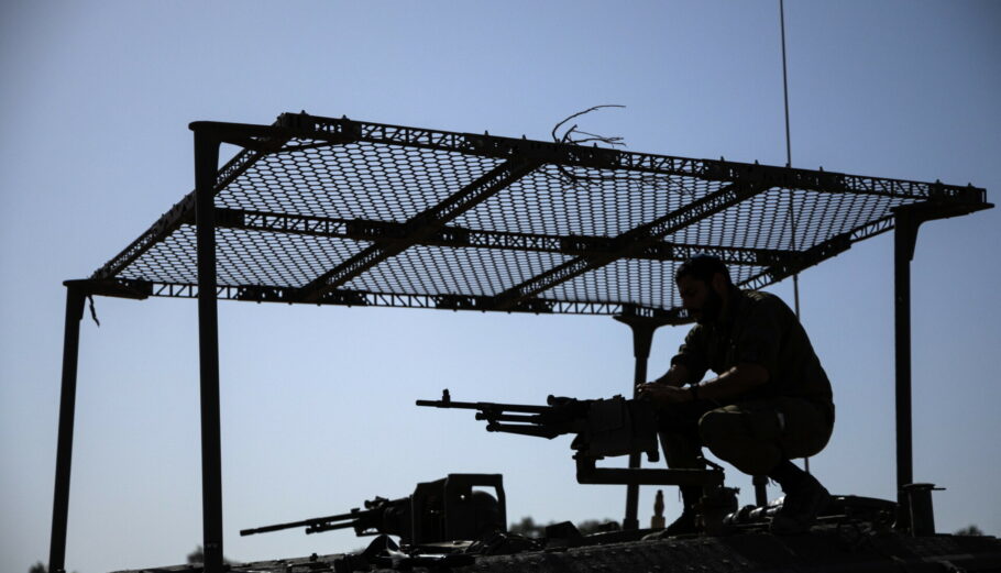 Ισραηλινός στρατιώτης στα σύνορα με τη Γάζα © EPA/CHRISTOPHE PETIT TESSON