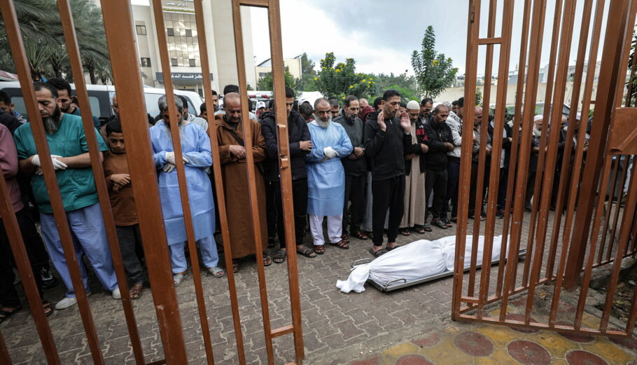 Συγγενείς θυμάτων και γιατροί αποχαιρετούν νεκρούς σε νοσοκομείο στη Γάζα © EPA/ALAA BADARNEH