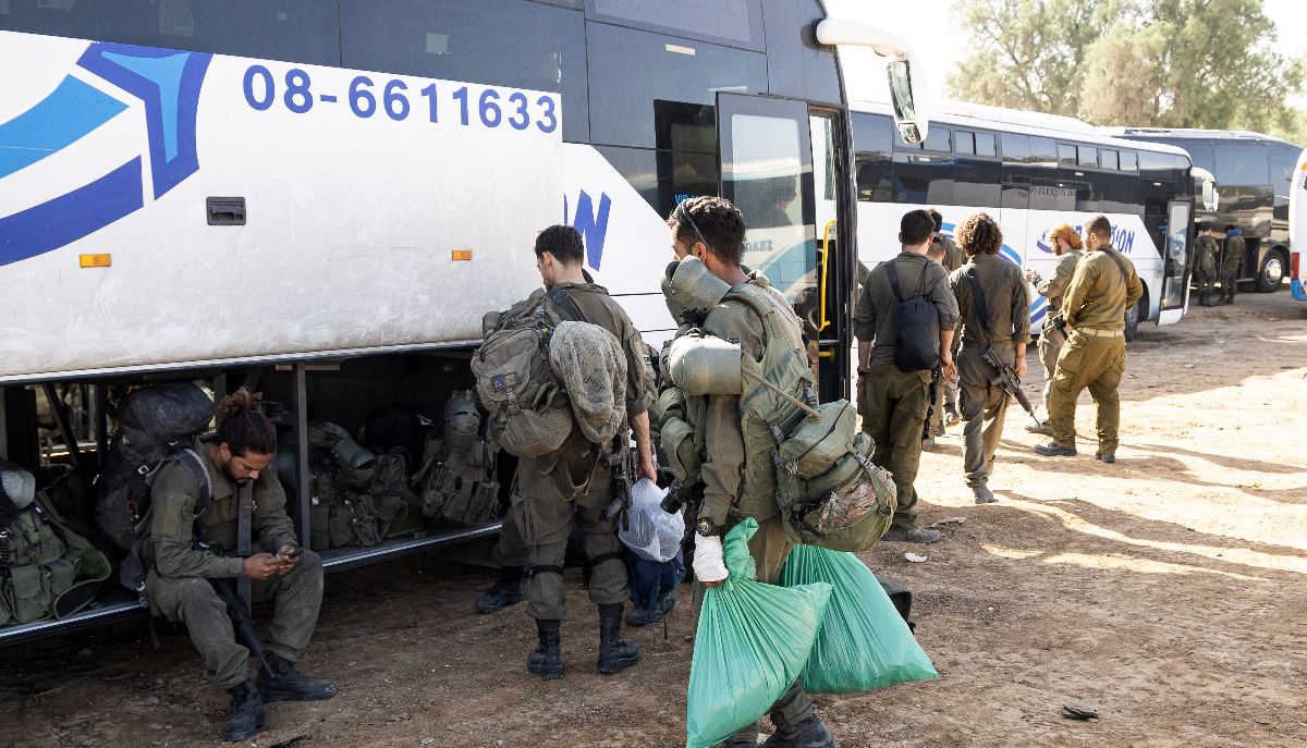 Ισραηλινοί στρατιώτες ετοιμάζονται για αναχώρηση στα σύνορα με τη Γάζα στο νότιο Ισραήλ μετά την εκεχειρία με τη Χαμάς © EPA/CHRISTOPHE PETIT TESSON