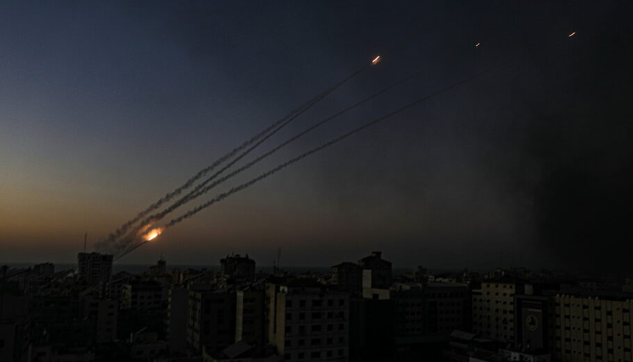 Πύραυλοι εκτοξεύονται από τη Γάζα προς το Ισραήλ © EPA/MOHAMMED SABER
