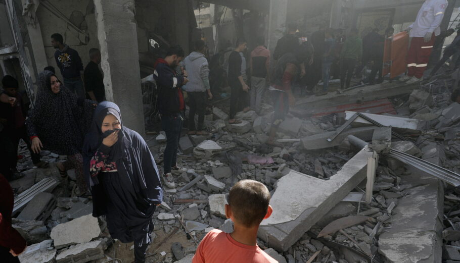 Παλαιστίνιοι αναζητούν επιζώντες σε συντρίμια στη Γάζα © EPA/MOHAMMED SABER