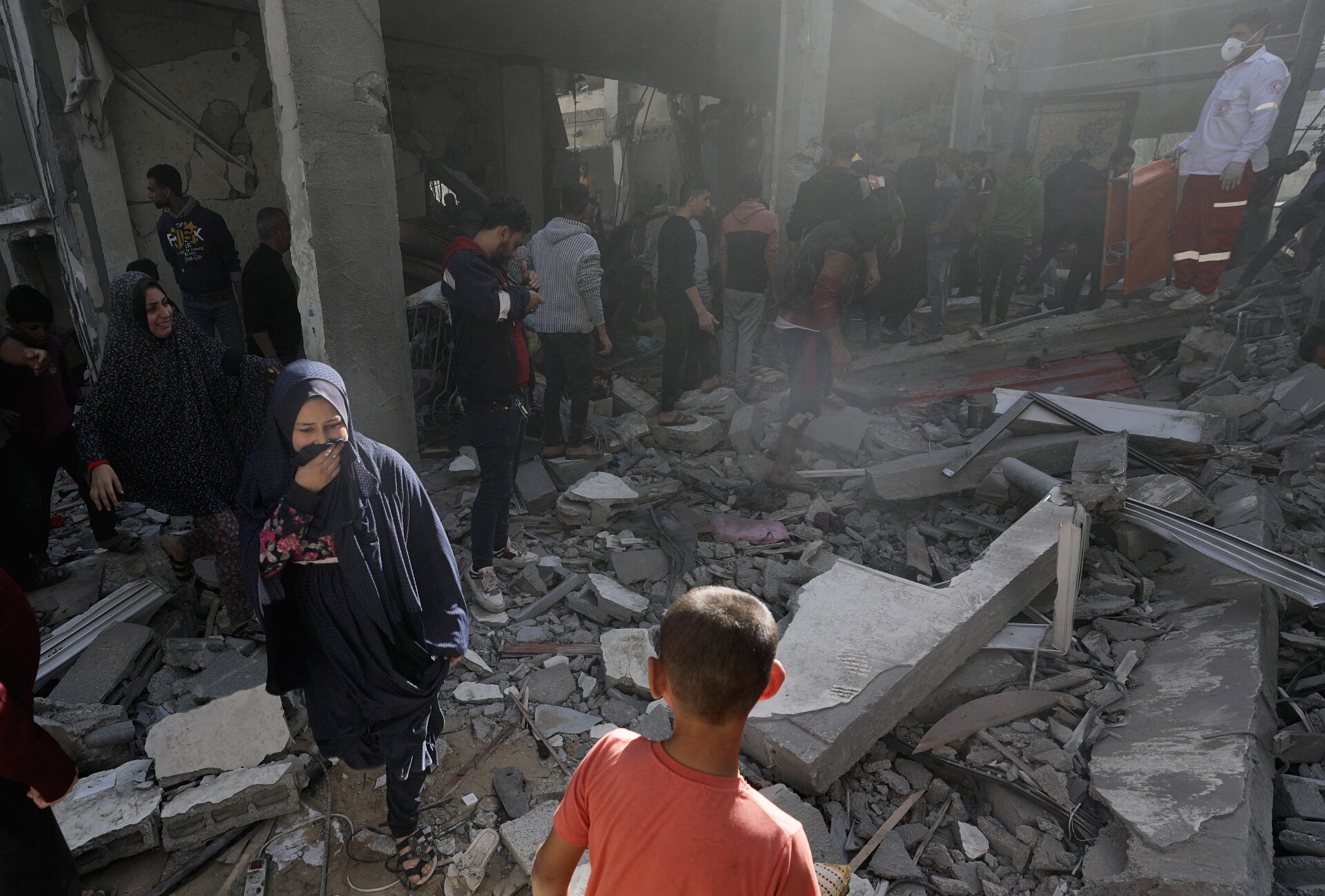Παλαιστίνιοι αναζητούν επιζώντες σε συντρίμια στη Γάζα © EPA/MOHAMMED SABER