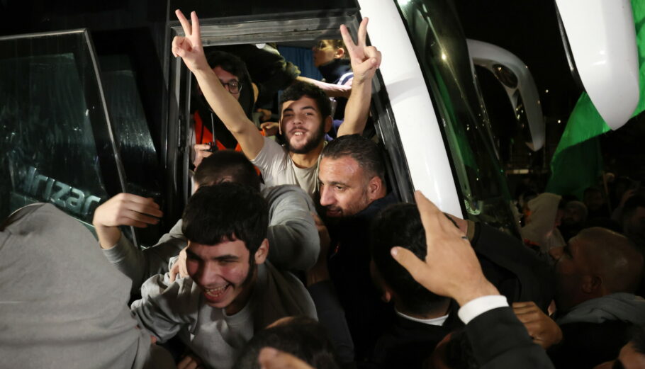 Νεαροί κρατούμενοι Παλαιστίνιοι επιστρέφουν στη Γάζα © EPA/ALAA BADARNEH