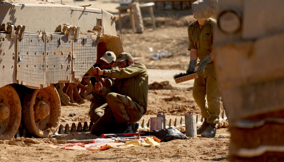 Ισραηλινοί στρατιώτες στη Λωρίδα της Γάζας © EPA/ATEF SAFADI