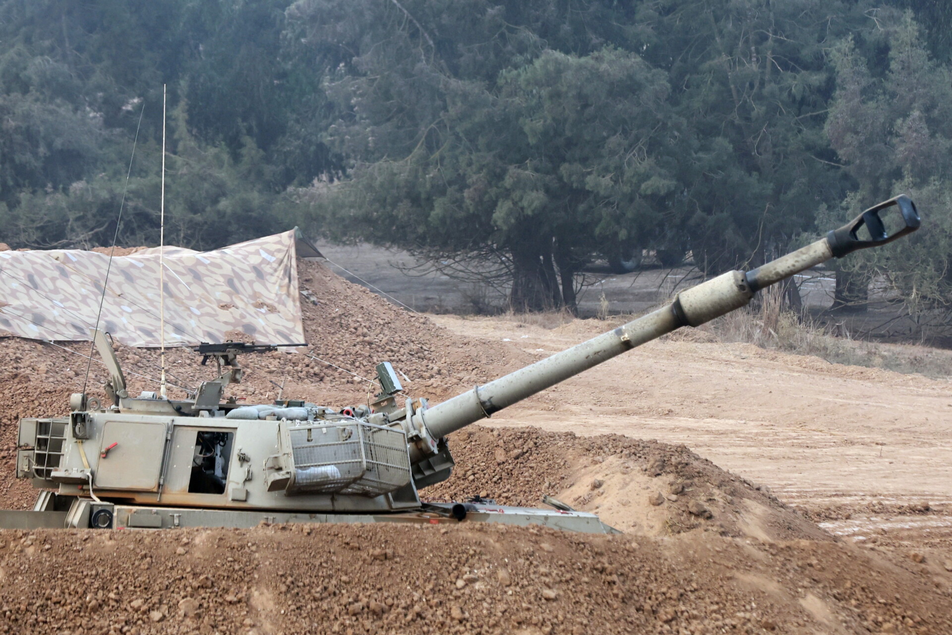 Τανκ του Ισραήλ κοντά στα σύνορα με τη Γάζα © EPA/ABIR SULTAN