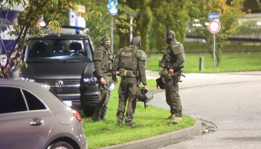 Αστυνομικοί έξω από το αεροδρόμιο του Αμβούργου στη Γερμανία © EPA/Blaulicht-News.de