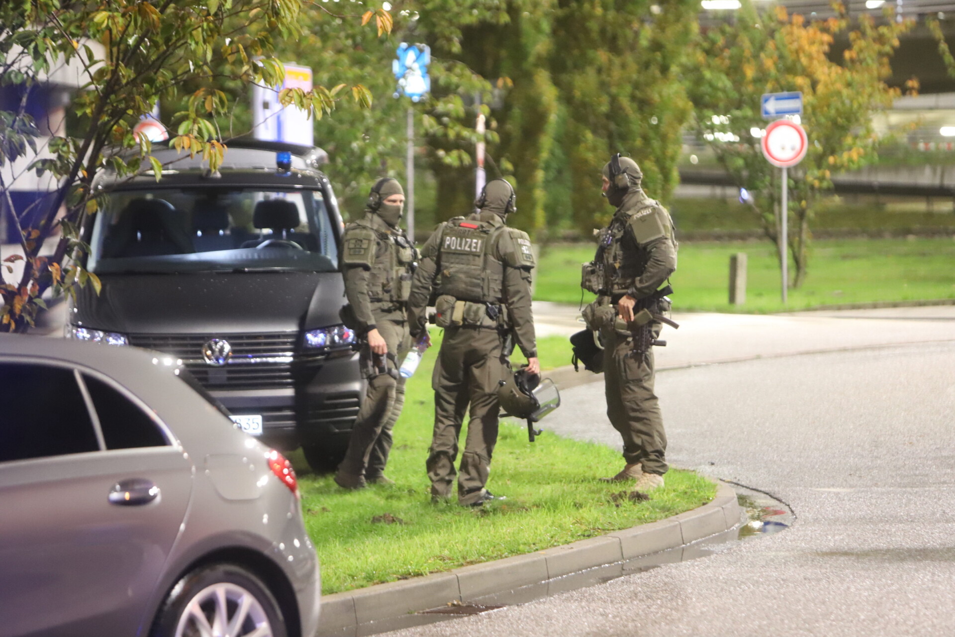 Αστυνομικοί έξω από το αεροδρόμιο του Αμβούργου στη Γερμανία © EPA/Blaulicht-News.de