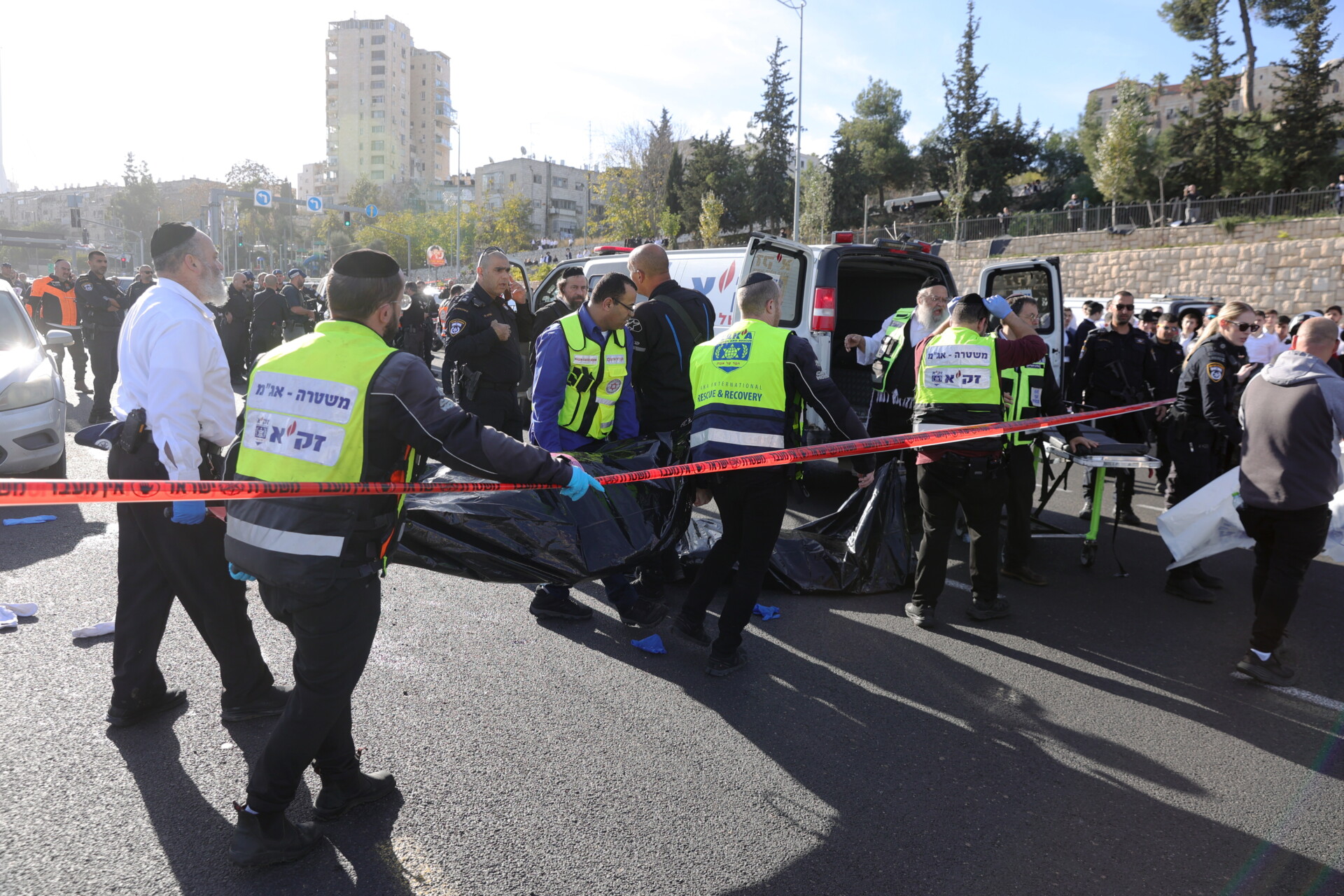 Οι αρχές απομακρύνουν τα πτώματα των θυμάτων μετά την επίθεση της Χαμάς στην Ιερουσαλήμ © EPA/ABIR SULTAN