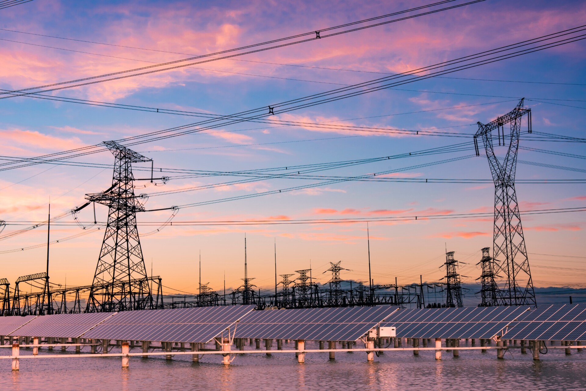Ηλεκτρικά δίκτυα και Ανανεώσιμες Πηγές Ενέργειας © 123rf