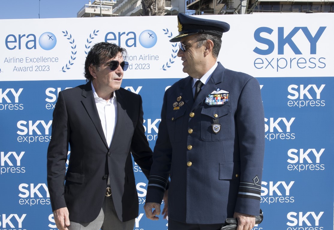 Ο Διευθύνων Σύμβουλος της SKY express Κωνσταντίνος Ηλιάκης με τον Αρχηγό του Γενικού Επιτελείου Αεροπορίας (ΓΕΑ), Αντιπτέραρχο (Ι) Θεμιστοκλή Μπουρολιά © SKY Express