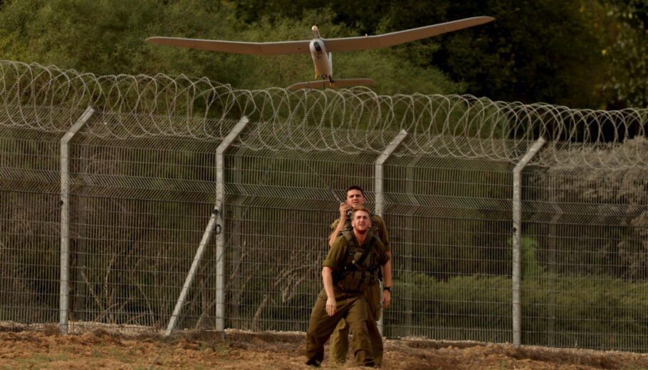 Ισραηλινοί στρατιώτες απελευθερώνουν drone στη Γάζα © EPA/ATEF SAFADI