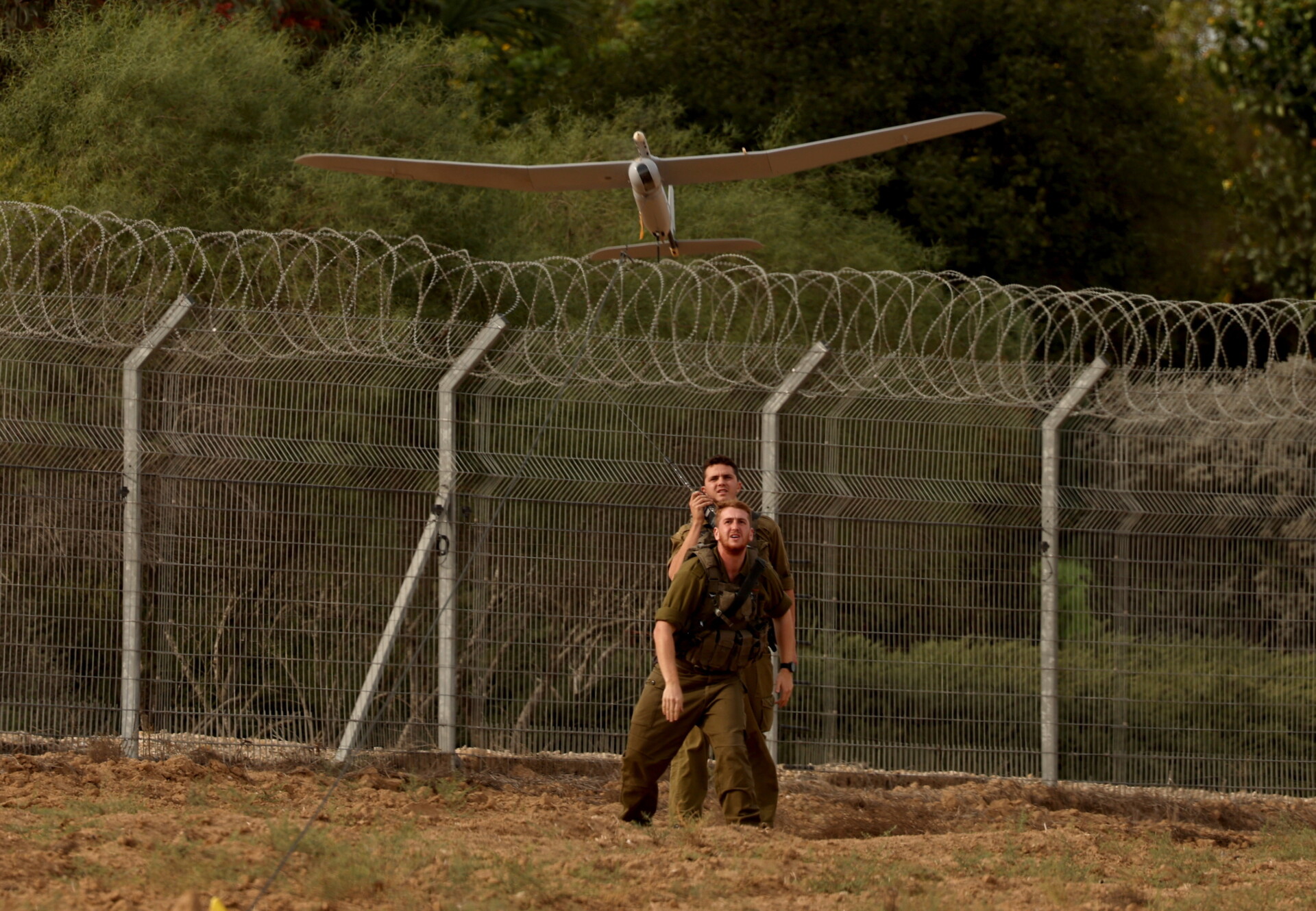 Ισραηλινοί στρατιώτες απελευθερώνουν drone στη Γάζα © EPA/ATEF SAFADI
