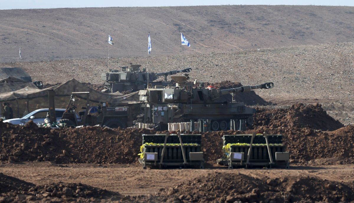 Ισραηλινές δυνάμεις κατά μήκος των συνόρων με τη Λωρίδα της Γάζας © EPA/ATEF SAFADI