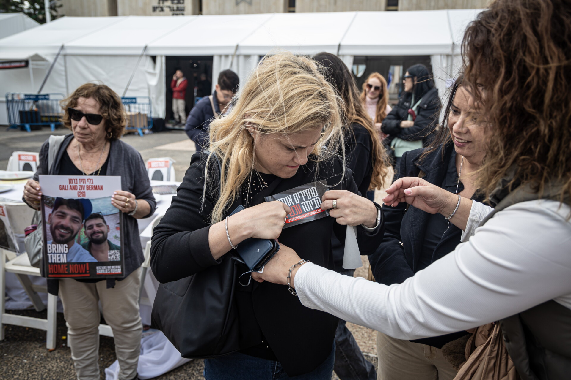 Κόσμος στο Ισραήλ αναμένει την απελεευθέρωση ομήρων © EPA/CHRISTOPHE PETIT TESSON