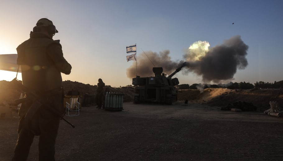 Πυροβολικό του Ισραήλ πλήττει στόχους της Χάμας στη Λωρίδα της Γάζας © EPA/ABIR SULTAN