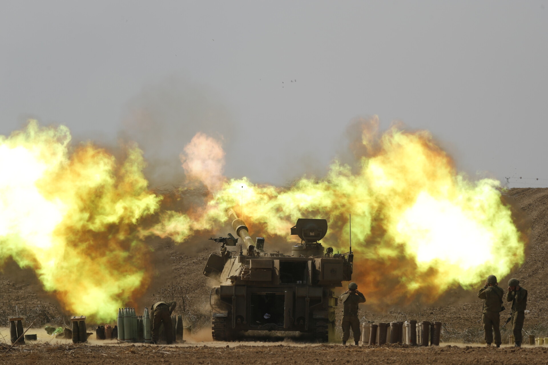 Ισραηλινό τανκ ανοίγει πυρ προς τη Γάζα στα σύνορα © EPA/ATEF SAFADI