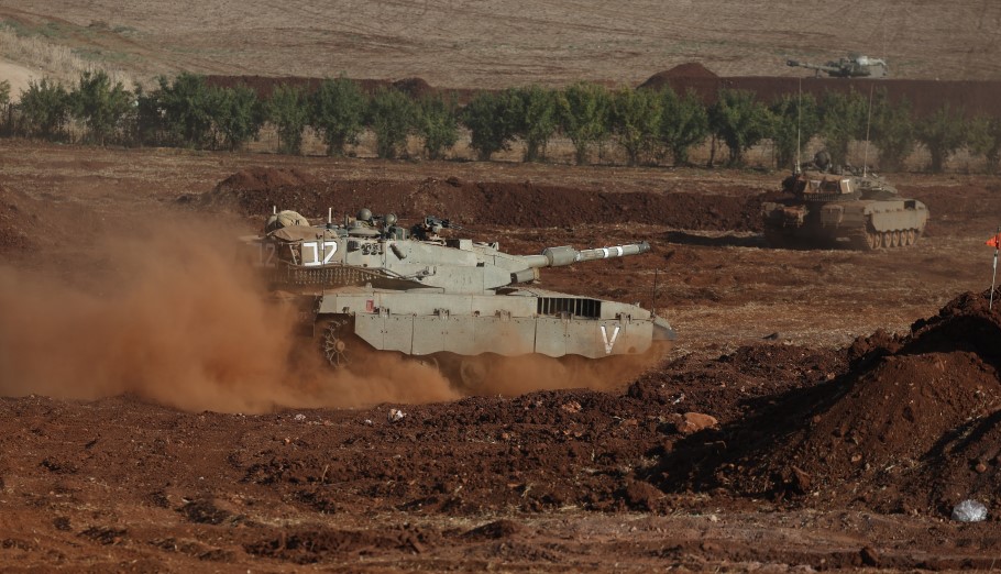 Τανκς του Ισραήλ στη Λωρίδα της Γάζας © EPA/ATEF SAFADI