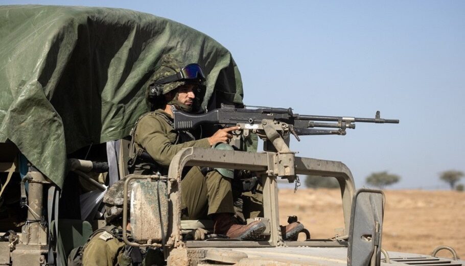 Ισραηλινοί στρατιώτες σε στρατιωτικό όχημα στα σύνορα με τη Λωρίδα της Γάζας, στο νότιο Ισραήλ © EPA/CHRISTOPHE PETIT TESSON
