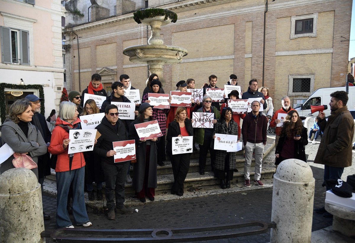Κινητοποιήσεις, πορείες, ομιλίες στην Ιταλία με μηνύματα για την για την καταπολέμηση της βίας σε βάρος των γυναικών © EPA/FABIO CIMAGLIA