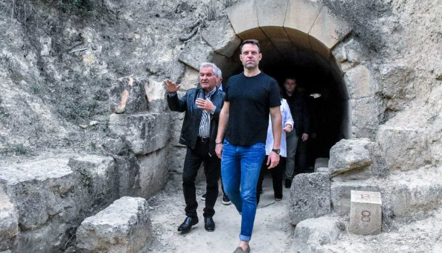 Επίσκεψη του προέδρου του ΣΥΡΙΖΑ ΠΣ Στέφανου Κασσελάκη στον αρχαιολογικό χώρος Νεμέας © Eurokinissi /  ΒΑΣΙΛΗΣ ΠΑΠΑΔΟΠΟΥΛΟΣ