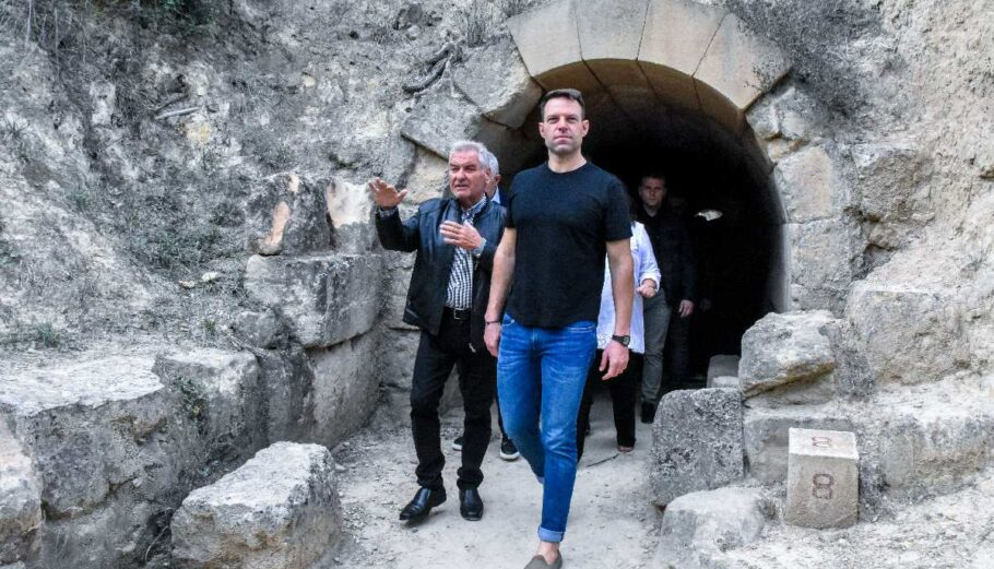 Επίσκεψη του προέδρου του ΣΥΡΙΖΑ ΠΣ Στέφανου Κασσελάκη στον αρχαιολογικό χώρος Νεμέας © Eurokinissi / ΒΑΣΙΛΗΣ ΠΑΠΑΔΟΠΟΥΛΟΣ