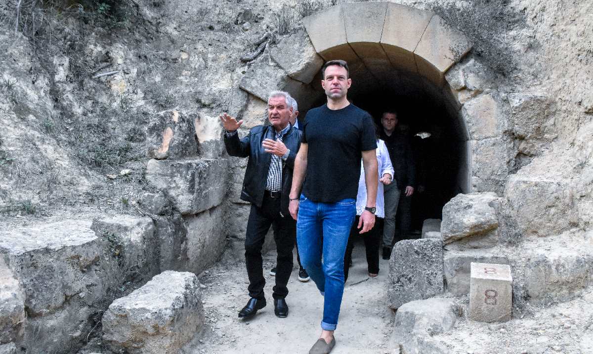 Επίσκεψη του προέδρου του ΣΥΡΙΖΑ ΠΣ Στέφανου Κασσελάκη στον αρχαιολογικό χώρος Νεμέας © Eurokinissi /  ΒΑΣΙΛΗΣ ΠΑΠΑΔΟΠΟΥΛΟΣ