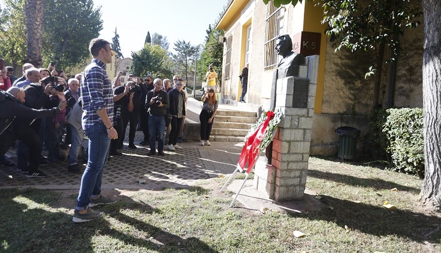 Κασσελάκης: Κατέθεσε στεφάνι στο μνημείο ΕΑΤ-ΕΣΑ