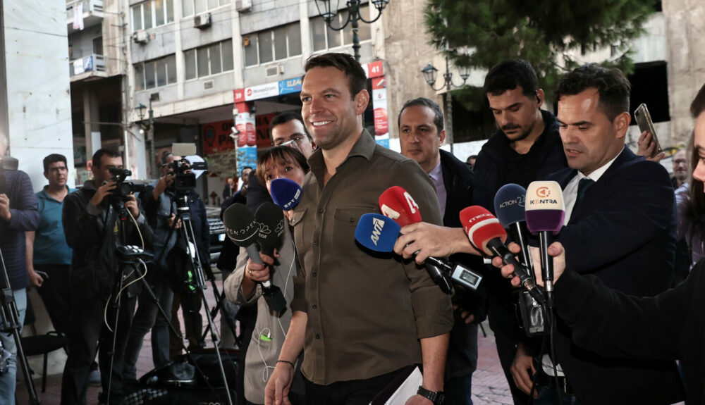 Ο πρόεδρος του ΣΥΡΙΖΑ-ΠΣ, Στέφανος Κασσελάκης, έξω από τα γραφεία του κόμματος στην Κουμουνδούρου © InTime