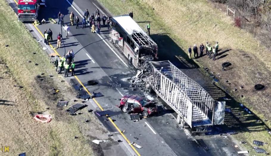 Φορτηγό και λεωφορείο μετά το τροχαίο δυστύχημα στο Οχάιο των ΗΠΑ © YouTube/screenshot