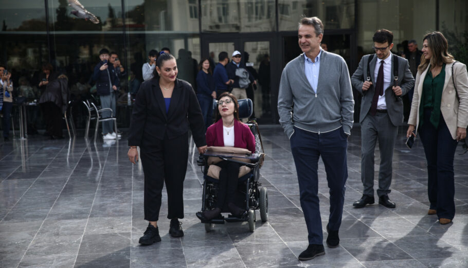 Συνάντηση του Πρωθυπουργού Κυριάκου Μητσοτάκη με ωφελούμενη του προγράμματος "Προσωπικός βοηθός για άτομα με αναπηρία" © Eurokinissi