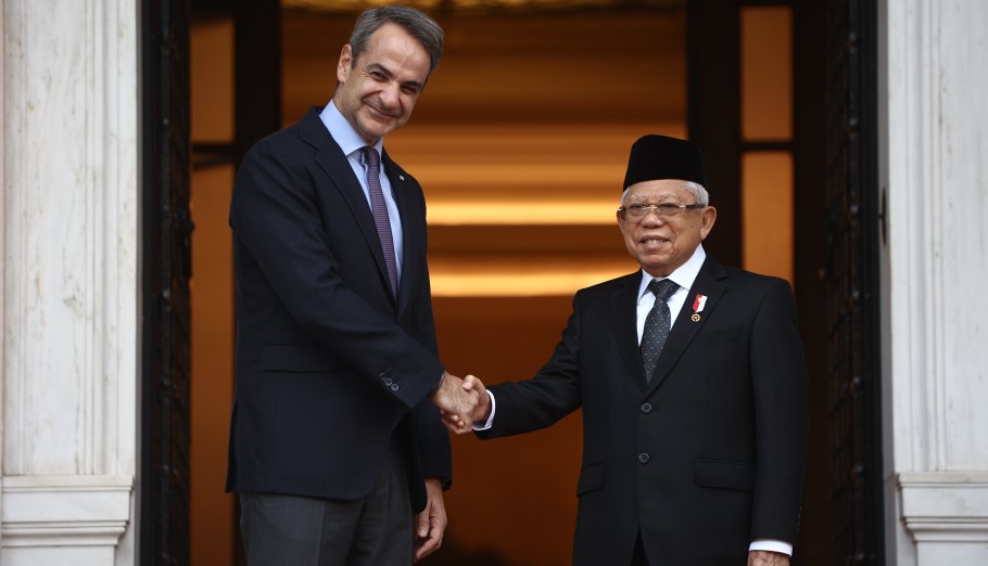O Κυριάκος Μητσοτάκης με τον αντιπρόεδρο της Ινδονησίας Ma'ruf Amin © EPA/ΒΑΣΙΛΗΣ ΡΕΜΠΑΠΗΣ