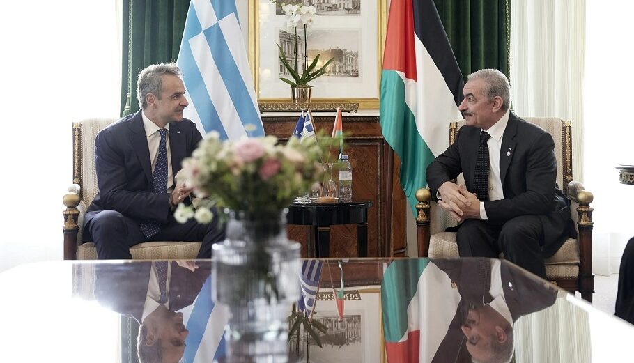 Στιγμιότυπο από τη συνάντηση του Κυριάκου Μητσοτάκη με τον Πρωθυπουργό της Παλαιστινιακής Αρχής, Mohammad Shtayyeh, στο Παρίσι@Γραφείο Τύπου πρωθυπουργού